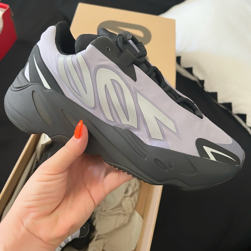 YEZZY 700 MNVN